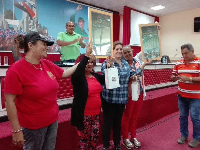   Durante la sesión de trabajo, la representación del Consejo Popular de Altagracia, en el municipio de Camagüey, recibieron certificados de reconocimientos por la labor en este campo. Fotos: Eric Pacheco Fandiño /RCA