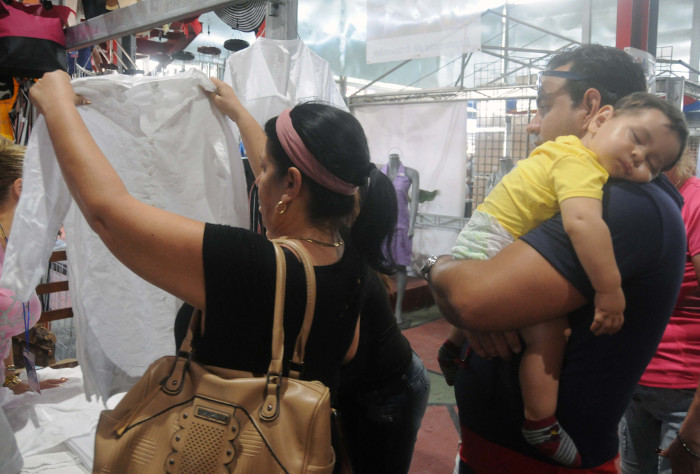 Varias madres han acudido para elegir lo que prefieren.