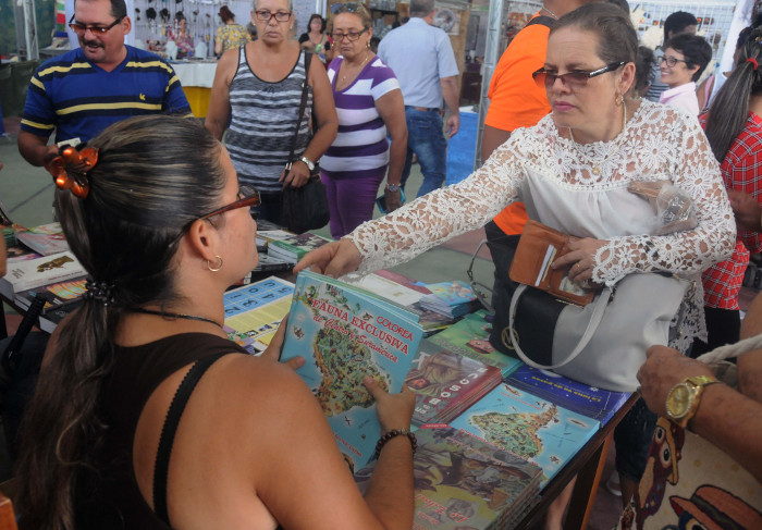 El Centro Provincial del Libro y la Literatura de Camagüey se ha integrado a la feria de artesanía.