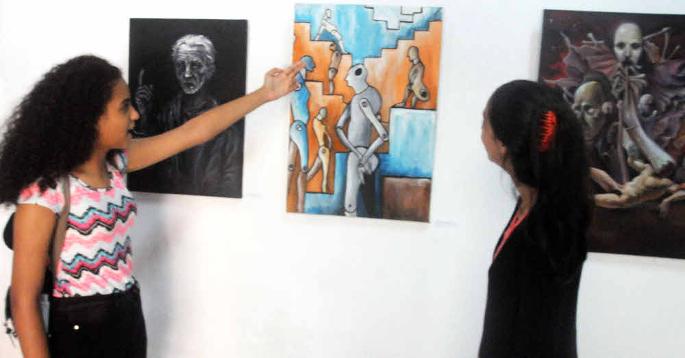 Salón de estudiantes en céntrica galería de Camagüey