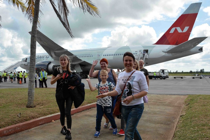 La reciente llegada de unos cuatrocientos pasajeros en un vuelo directo desde Moscú, de la aerolínea Nordwind, al aeropuerto internacional Ignacio Agramonte, marcó el inicio de la temporada alta del turismo en Camagüey. Foto: Rodolfo Blanco Cué / ACN