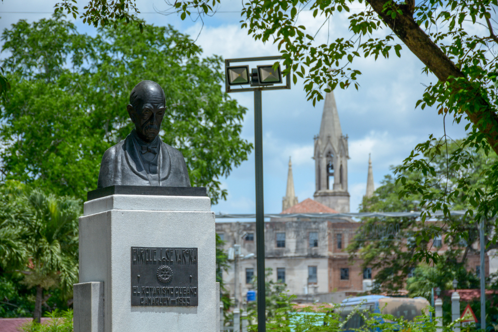 Monumento a Enrique José Varona en la ciudad de Camagüey.  Foto: Alejandro Rodríguez Leiva/ Adelante