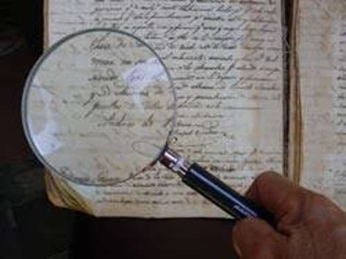 Los trabajadores del archivo precisan de una preparación especial para el manejo de delicados documentos con siglos de historia.