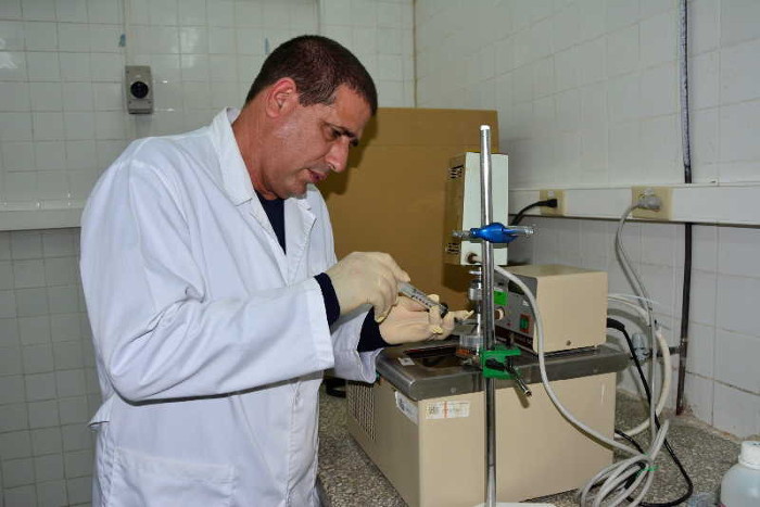 El Ingeniero y doctor en Ciencias Enrique Rosendo Pérez es el autor principal del FOS cubano. Foto: Tomada de escambray.cu Evalúan en Camagüey potencialidades del fructoologosacárido (FOS 55%)