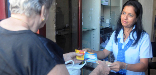 Postales para homenajear a médicos y educadores 