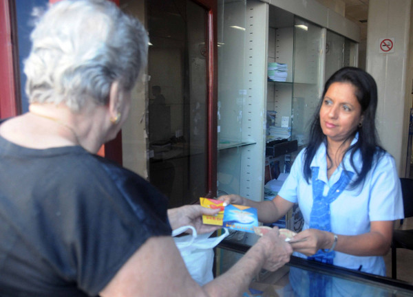 Postales para homenajear a médicos y educadores 
