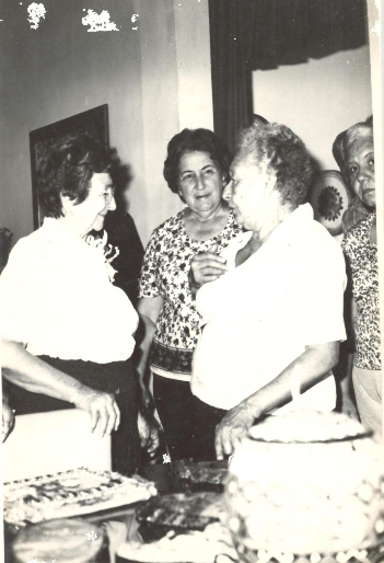 Belita con artesana de Sibanicú y Hatuey durante una de sus visitas a ese municipio.