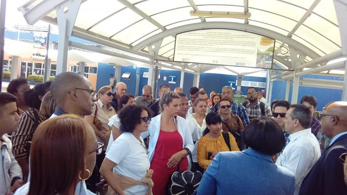 Al Aeropuerto Internacional de Kingston llegó un grupo de nuevos colaboradores que se incorporan a laborar. Fueron recibidos por las autoridades del Ministerio de Salud y Bienestar de Jamaica, junto a Ibrahin Ortega Oquendo, jefe de la oficina de colaboración de la Embajada de Cuba y la Dirección de la Brigada. Foto: Tomada del Facebook de la Brigada Médica de Cuba en Jamaica Más médicos cubanos laboran en Jamaica