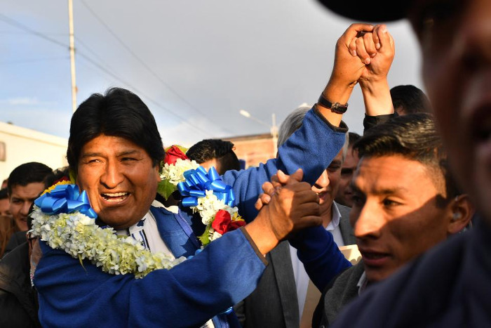 Foto: Tomada de pagina12.com.ar Llama Evo a la paz en concentración popular