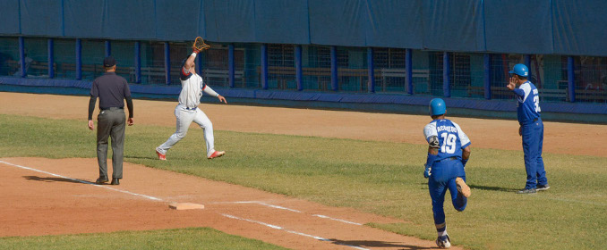 Victoria de Industriales en caótica jornada