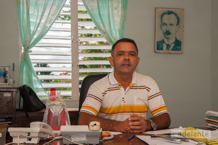Edel es un director orgulloso del colectivo que dirige, en el cual la eficiencia no admite la justificación de la escasez de recursos importados.