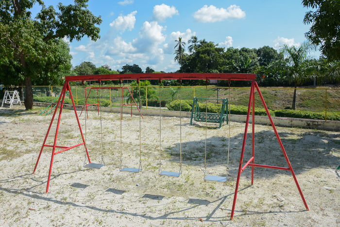 No siempre la sombra de los árboles está donde debe. El parque infantil junto al río Hatibonico es muestra de abandono e indiferencia de quienes atienden y cuidan la ubicación del arbolado en los proyectos de urbanización.