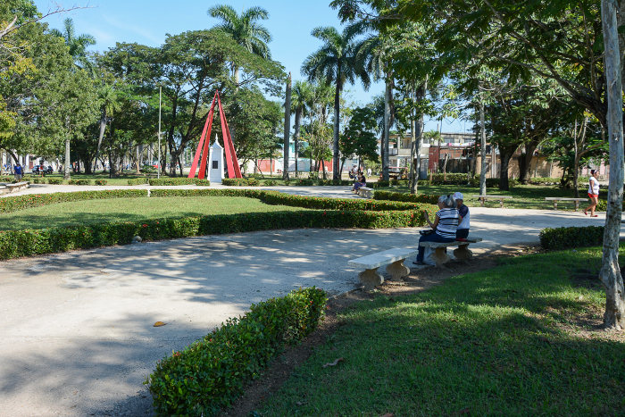 El arbolado no solo protege al entorno, también representa un hálito de bienestar espiritual. Como nos dice esta imagen de la plaza Joaquín de Agüero, los verdes paisajes urbanos necesitan más que atención técnica, identidad con la naturaleza.