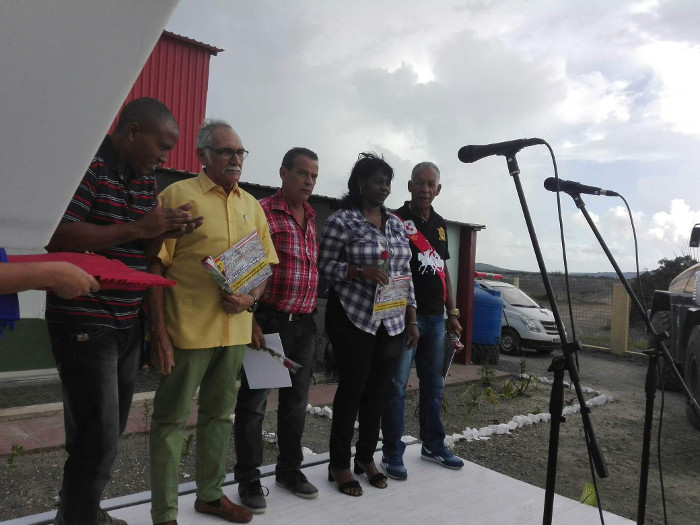 Cuatro trabajadores recibieron certificados por años de servicios. La entrega estuvo a cargo del funcionario del Comité Provincial del Partido Comunista de Cuba que atiende ese sector.
