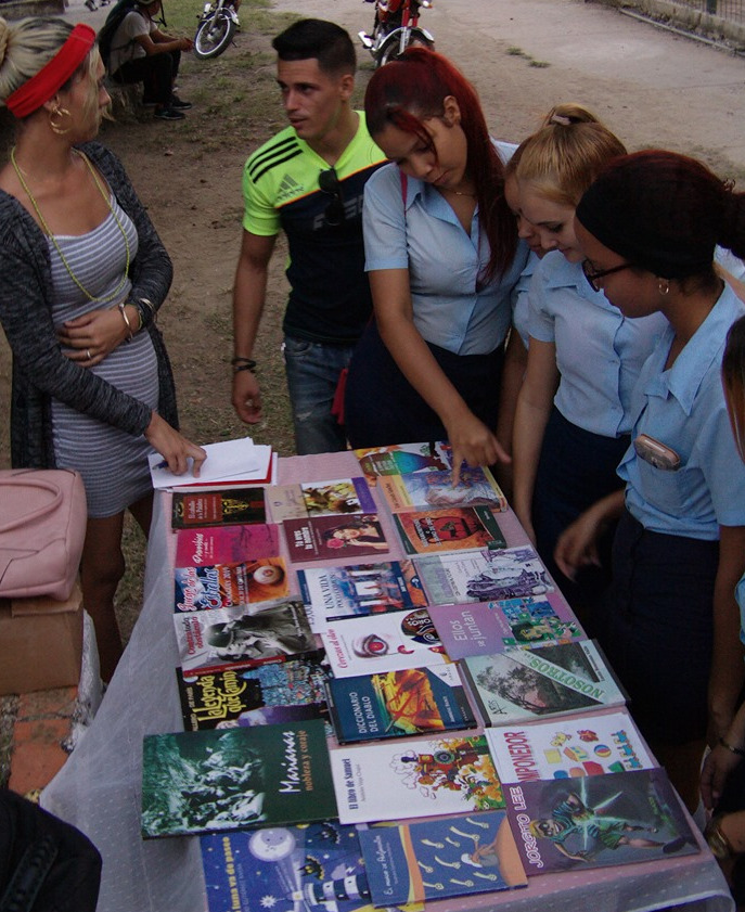 Venta de libros, feria gastronómica y música fueron otros de los atractivos de la tarde.