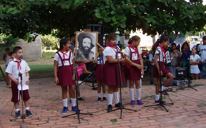 Estudiantes de la primaria Pepito Tey rindieron homenaje a Camilo a propósito de cumplirse el próximo día 28 otro aniversario de su desaparición física.