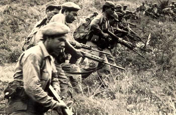 Milicianos durante la lucha contra bandidos, en el Escambray. 