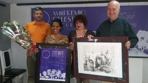Evelyn Queipo cuando recibió el Premio Celestino. Foto: Tomada del sitio web de la AHS