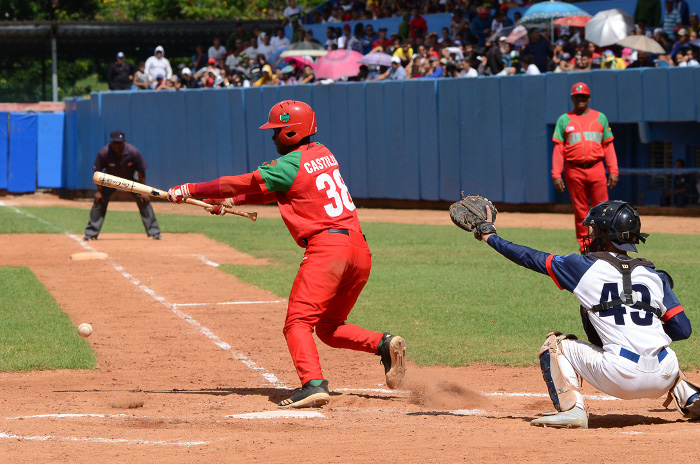 Fotos: Leandro Pérez Pérez/Adelante Toros se ensucian y pierden la subserie ante Leñadores