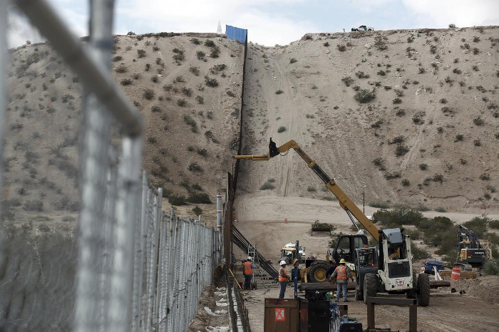 Un segmento del muro fronterizo entre Sundland park, Nueva México y Ciudad Juárez, México es reparada. Foto: Tomada de dallasnews.com  Enfrentan plan de Trump de usar fondos militares para muro fronterizo
