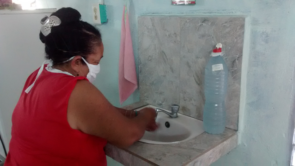 Andrea de Armas y el resto de los adultos mayores que reciben servicios en la casa de abuelos Batalla de Las Guásimas disponen allí de productos de aseo para el correcto lavado de las manos. 
