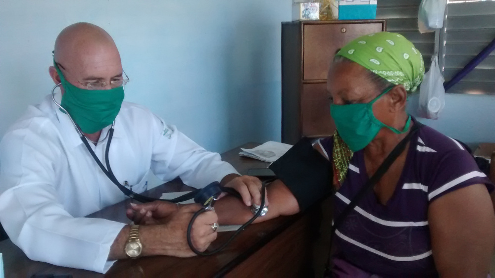Salvador Basulto Frías es el médico general integral que diariamente consulta a Eusebia Pedroso Lemus y otros adultos mayores acogidos a los servicios de la casa de abuelos Batalla de Las Guásimas. Fotos: De la autora.