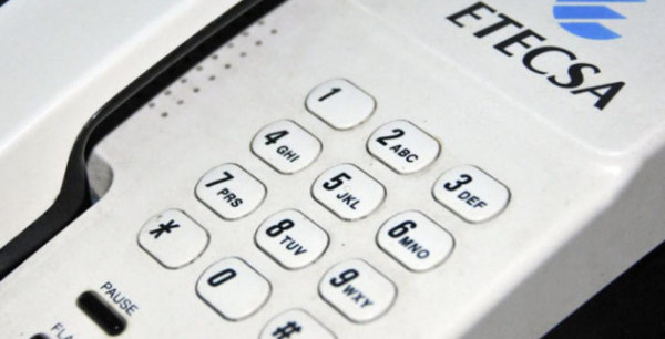 Ministerio de Comunicaciones con línea telefónica para el público