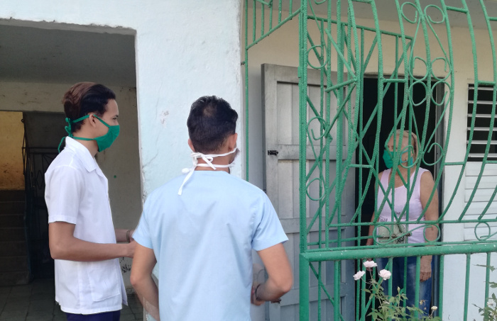 Lázaro y Luis llevan bien la cuenta de los días que han desarrollado esta labor comunitaria. El 26 de marzo iniciaron las pesquisas en Batalla de Las Guásimas, antes lo hicieron en los repartos Previsora y Sánchez Soto, de la ciudad de Camagüey.