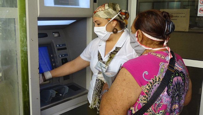 Bancos camagüeyanos extreman medidas sanitarias y reajustan servicios