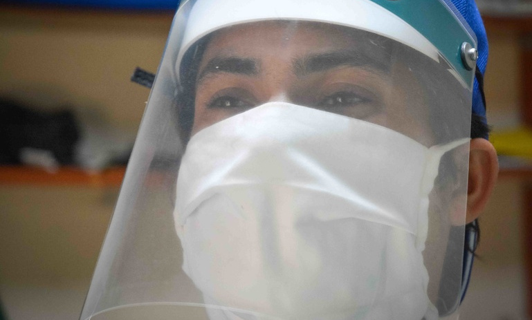 Trabajadores de la salud elaboran medios de protección