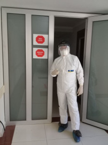 El Dr. Rigoberto Betancourt antes de entrar a zona roja.