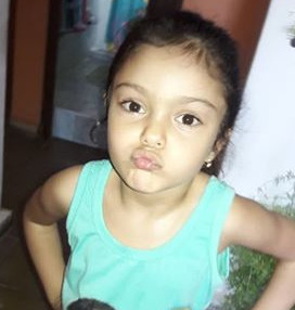 Desde la distancia el beso amoroso de Annalieth para sus padres.