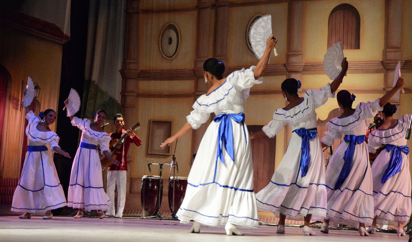 Dedican gala cultural a los educadores