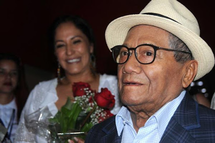 El célebre cantante mexicano Armando Manzanero trajo consigo a La Habana la nostalgia de melodías que, como Contigo aprendí y Esta tarde vi llover, son inolvidables para los cubanos. Esta será una de las experiencias más emocionantes de mi vida, dijo de su visita a Cuba en julio del 2018. Foto: ACN Cuba lamenta fallecimiento de Armando Manzanero