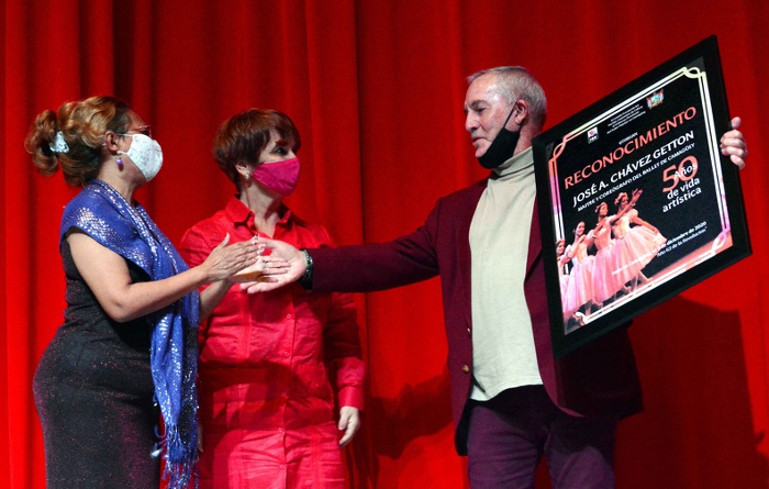 Funcionarios del Partido Comunista de Cuba y el gobierno en la provincia agramontina entregan un reconocimiento al coreógrafo y maître José Antonio Chávez, por sus 50 años de vida artística, como parte de las celebraciones por el aniversario 53 de la compañía, en el teatro Avellaneda, de la ciudad de Camagüey. Fotos: Rodolfo Blanco Cué/ ACN Noche intensa con el coreógrafo José Antonio Chávez