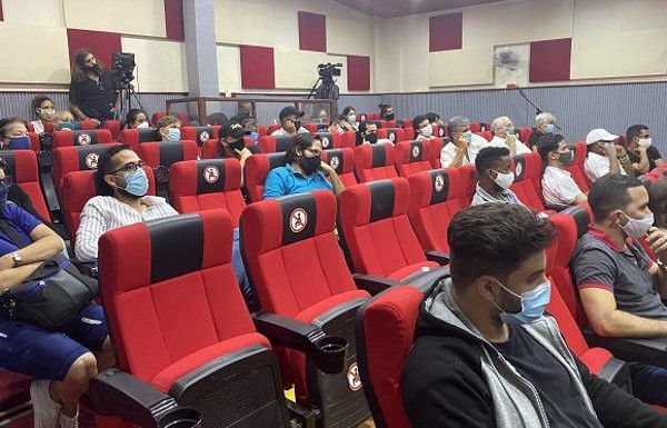 Durante más de cinco horas, un grupo de jóvenes creadores y artistas se reunieron en el teatro Abelardo Estorino del Ministerio de Cultura de Cuba. Foto: Cubadebate “Somos dueños de nuestra Cuba”