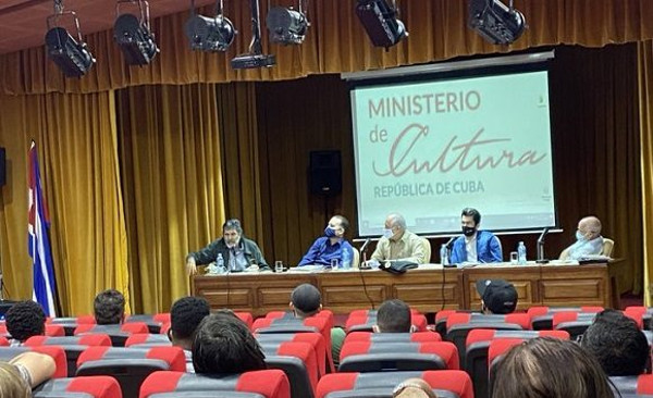 Participaron en el encuentro el ministro de Cultura, Alpidio Alonso y el viceministro Fernando Rojas; el presidente de Casa de las Américas, Abel Prieto; Luis Morlote, presidente de la Uneac y Artistas de Cuba y Rafael González, presidente de la AHS. Foto: Cubadebate