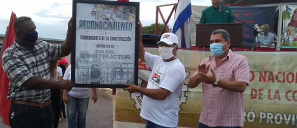 Fábrica de cemento y constructores... y sin embargo, se ve