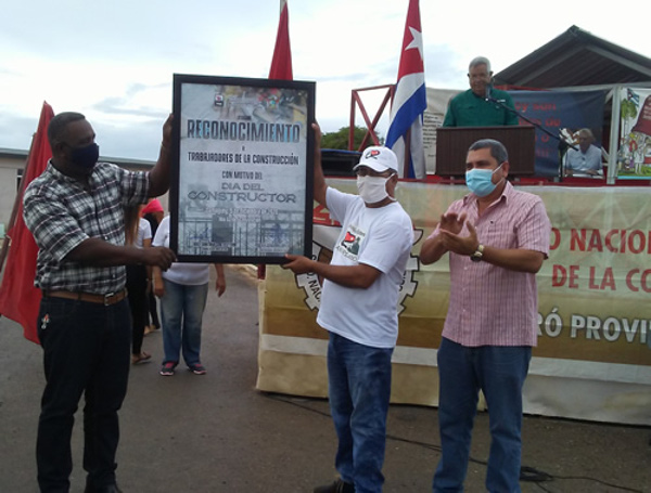 Fotos: Tomadas de Radio Nuevitas Fábrica de cemento y constructores... y sin embargo, se ve