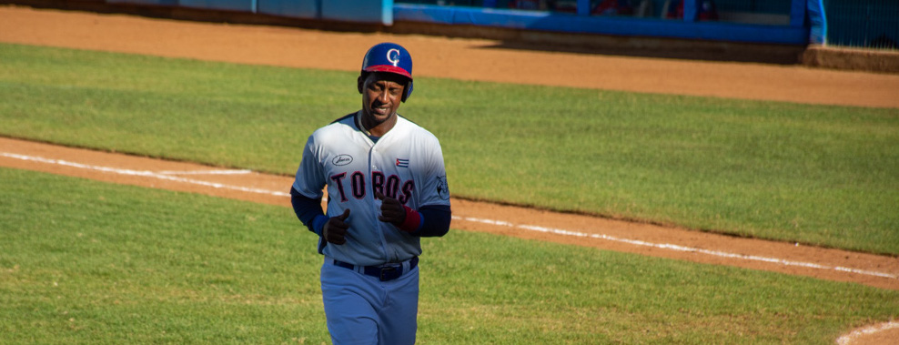 Jonrón de Ayala liquida a los Cachorros