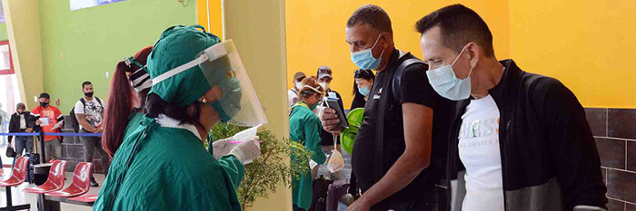 Cuba aplica estrictas medidas sanitarias en viajeros del exterior