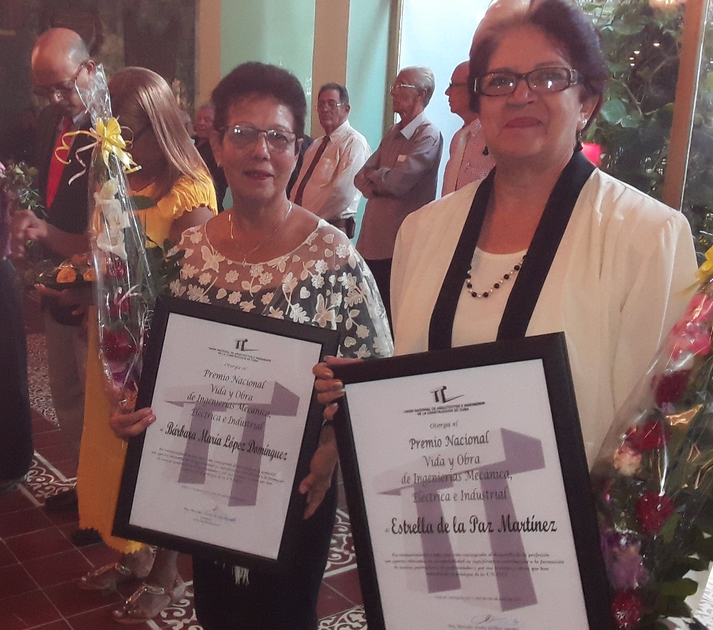 Las ingenieras Bárbara María López Domínguez, de la provincia de Matanzas, a la izquierda y Estrella María de la Paz Martínez, de Villa Clara a la derecha, ganadoras de los premios por la  vida y obra. Foto: Del Autor