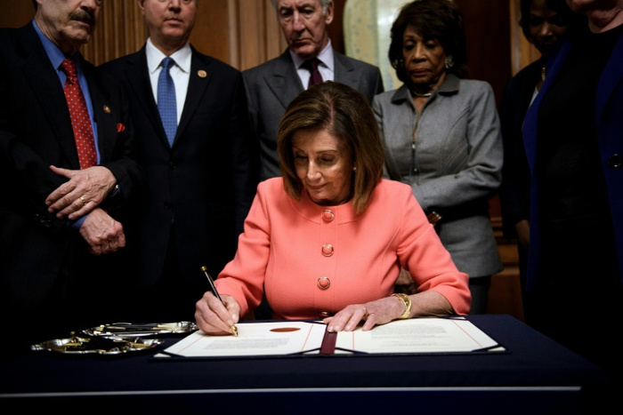 La presidenta demócrata de la Cámara de Representantes Nancy Pelosi firma los artículos para el juicio político del presidente Donald Trump en el Capitolio, en Washington. Foto: Tomada de afp.com Prestan juramento senadores de EE.UU. para juicio político de Trump