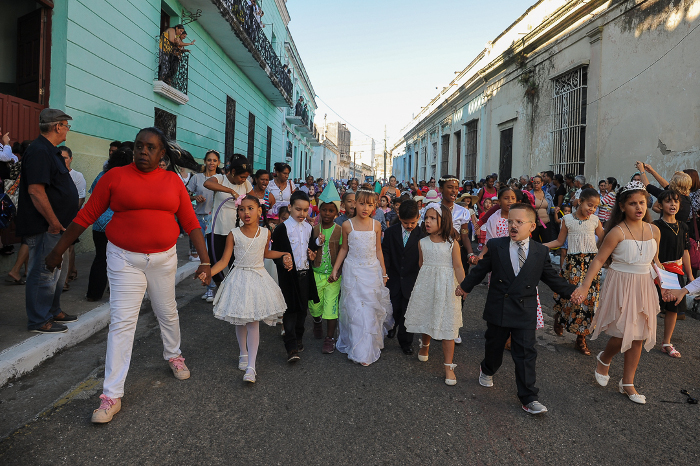 En cada consejo popular y municipio las calles se llenaron de personajes martianos. Más de 60 000 pequeños desfilaron hoy.