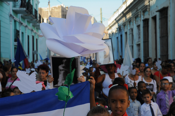 “En ellos van miles de hombres, va un pueblo entero, va la dignidad humana”.
