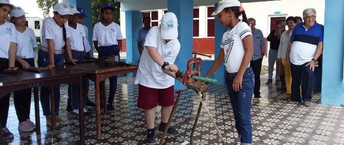 Niños anfibios aprenden y enseñan sobre el agua