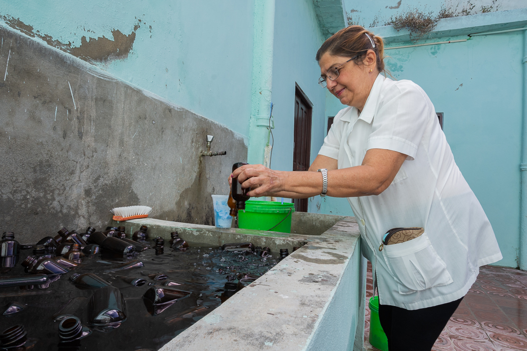 En la farmacia de Martí y San Pablo recuperan frascos para medicamentos para uso externo, una práctica que, al menos en la parte de la recepción de pomos con este fin, se extiende a otras unidades. Foto: Leandro Pérez Pérez/ Adelante