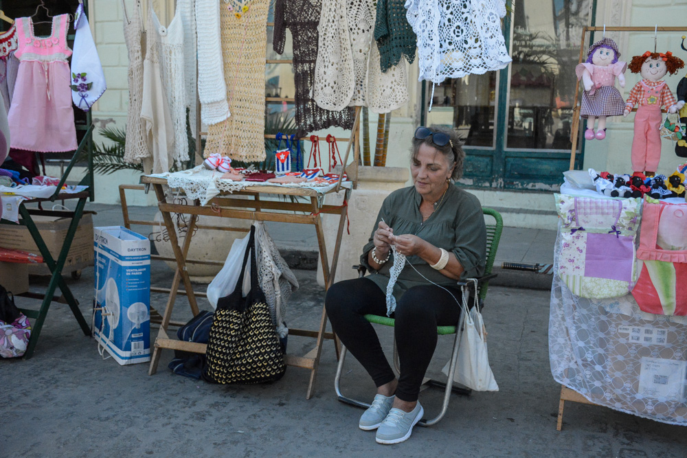 Fotos: Alejandro Rodríguez Leiva / Adelante Plaza Maceo: un espacio para la artesanía