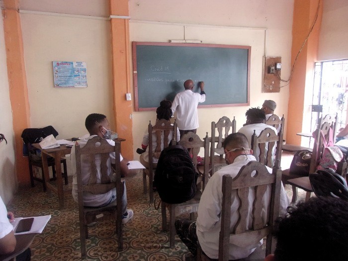 A los programas docentes la ACC le han adicionado el aprendizaje de varias medidas para evitar el nuevo coronavirus a la hora de preparar alimentos. Cursos de cocina prevén contrarrestar la COVID-19