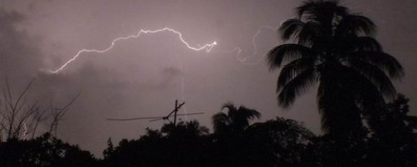 Dos fallecidos y dos personas graves provoca descarga eléctrica en Florida